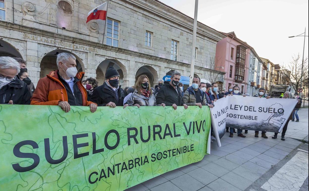 La nueva ley de suelo ha generado una intensa polémica en la región. En la imagen, manifestación de los miembros del colectivo Cantabria Sostenible ante el Parlament regional el pasado mes de febrero.