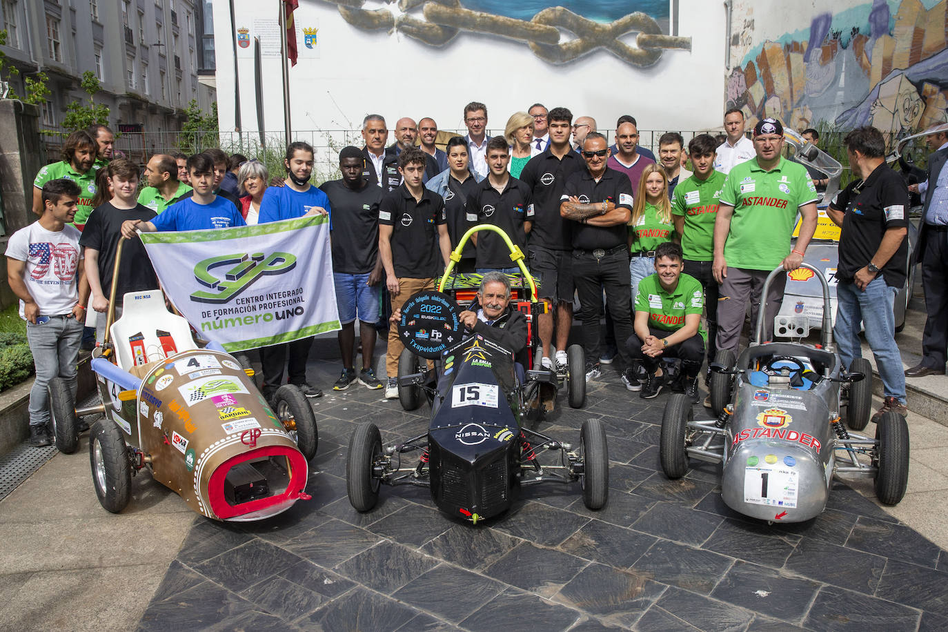 Revilla probó el coche diseñado por el colegio San Juan Bautista La salle de Los Corrales de Buelna (centro). A la izquierda, el coche del Centro Integrado Nº1 de Santander y a la derecha, el del IES Nuestra Señora de los Remedios de Guarnizo.