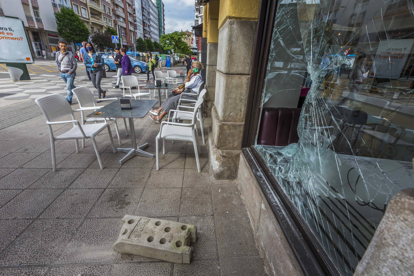 Enorme bloque de hormigón con el que practicaron el boquete en el ventanal de la cafetería Royalty.