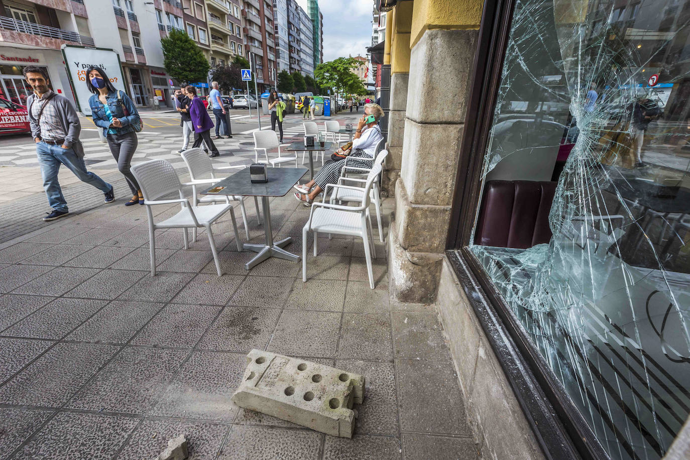 Enorme bloque de hormigón con el que practicaron el boquete en el ventanal de la cafetería Royalty.