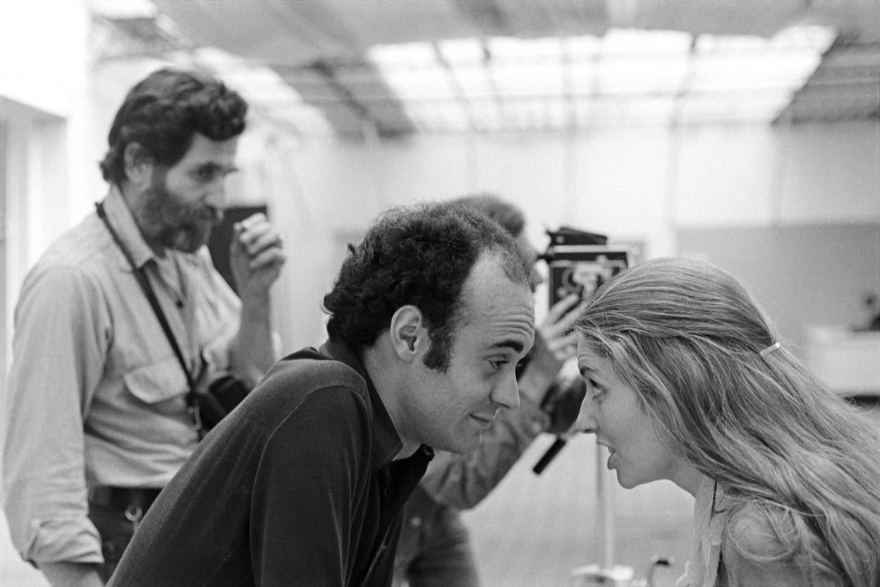 Javier Campano. Preparativos para la performance de Allan Kaprow en la Galería Vandrés, Madrid. 1975/2018. Archivo Lafuente José María Lafuente, Manuela Alonso y Gema Igual durante la inauguración de la muestra.