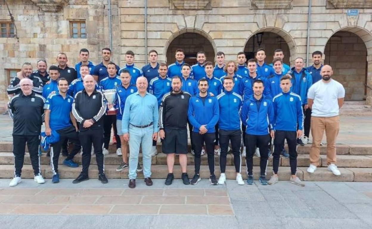 Foto de familia de la recepción a los equipos en el Ayuntamiento. 