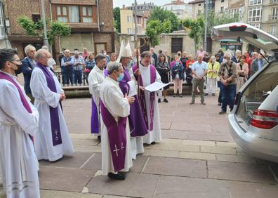 Imagen secundaria 1 - La misa oficiada por el obispo y recibimiento en la plaza. 