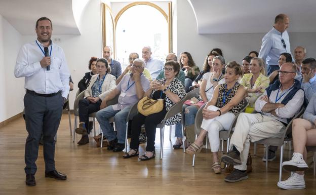 Imagen. Pachi Aguilera (a la izquierda), coordinador de la Oficina, intervino hasta comenzar el debate entre productores y hosteleros. 