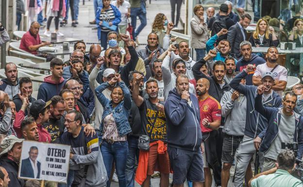 Los trabajadores se concentran a las puertas del Orecla a la llegada de la patronal y los sindicatos para las negociaciones.