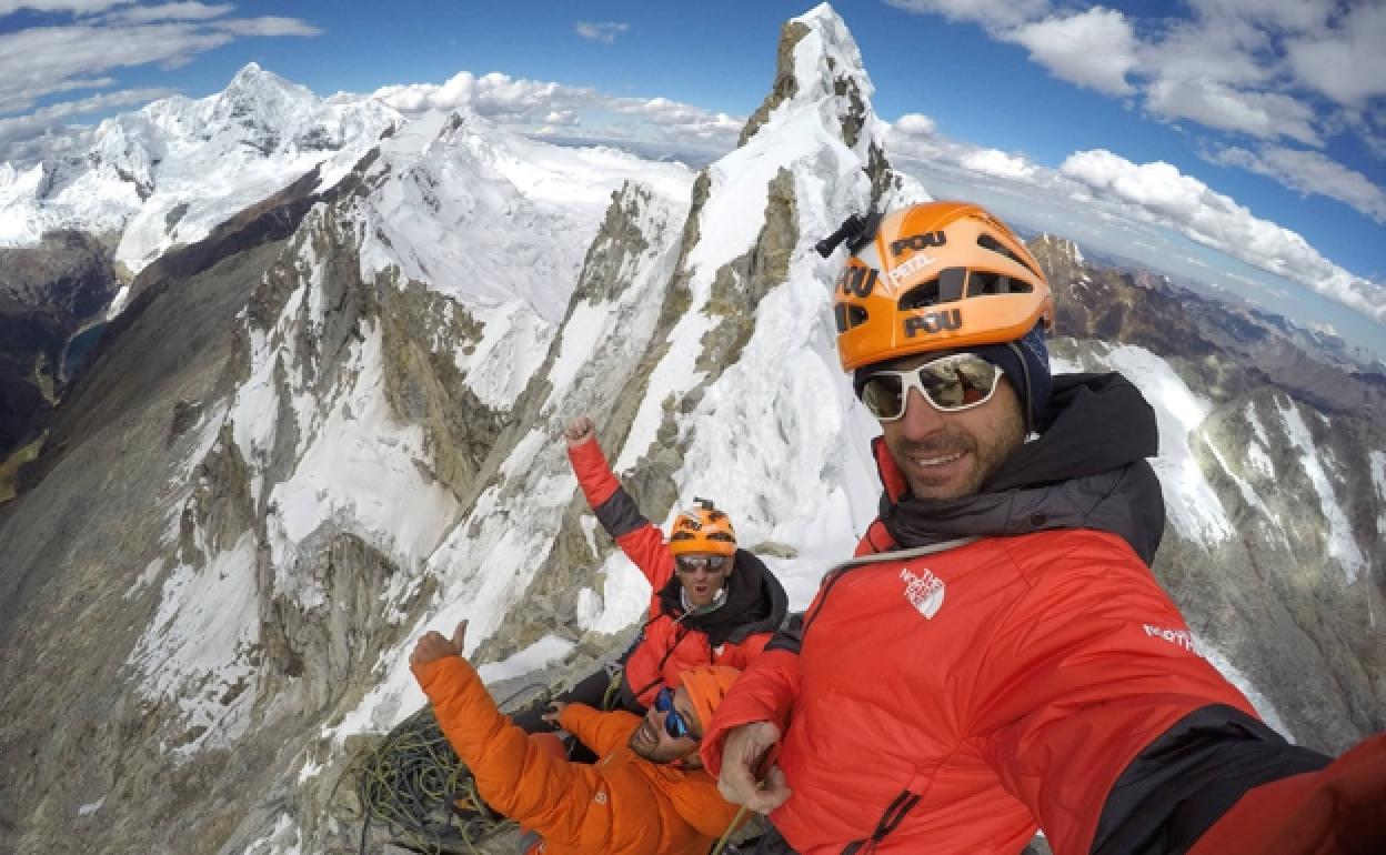 Los hermanos Pou y Manu Ponce en la cima del Cashan Oeste tras abrir la vía 'Andean Kingdom'. 