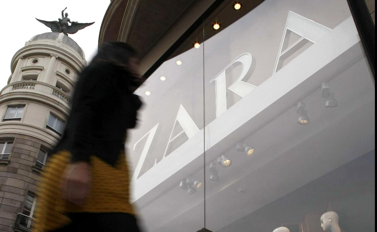 Mujer frente a tienda de Zara.