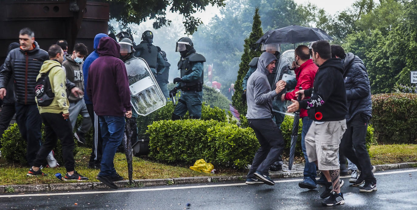 Fotos: La octava jornada de huelga del metal comienza con cargas policiales