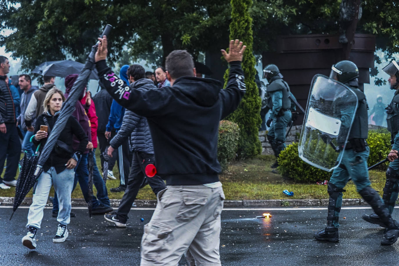 Con la llegada de los primeros autocares con trabajadores de contratas a bordo se han producido cargas policiales de los antidisturbios en los accesos a Astander.