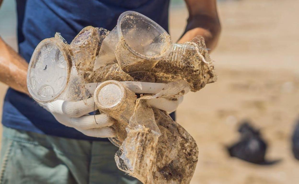 La solución no es recoger el plástico del mar, es que no llegue