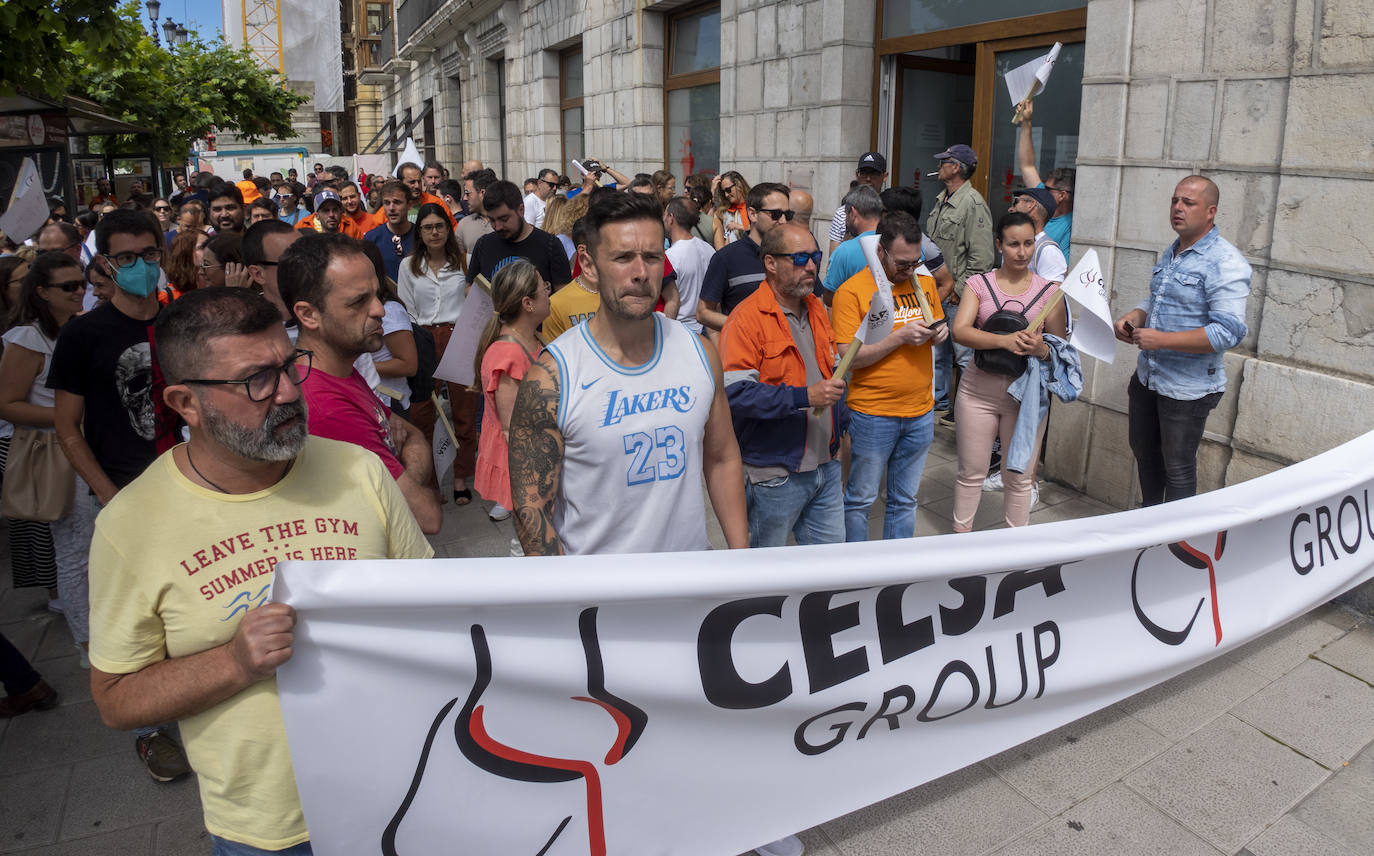 Fotos: Cientos de trabajadores Global Steel Wire en Cantabria se han concentrado frente a la sede de Deustch Bank