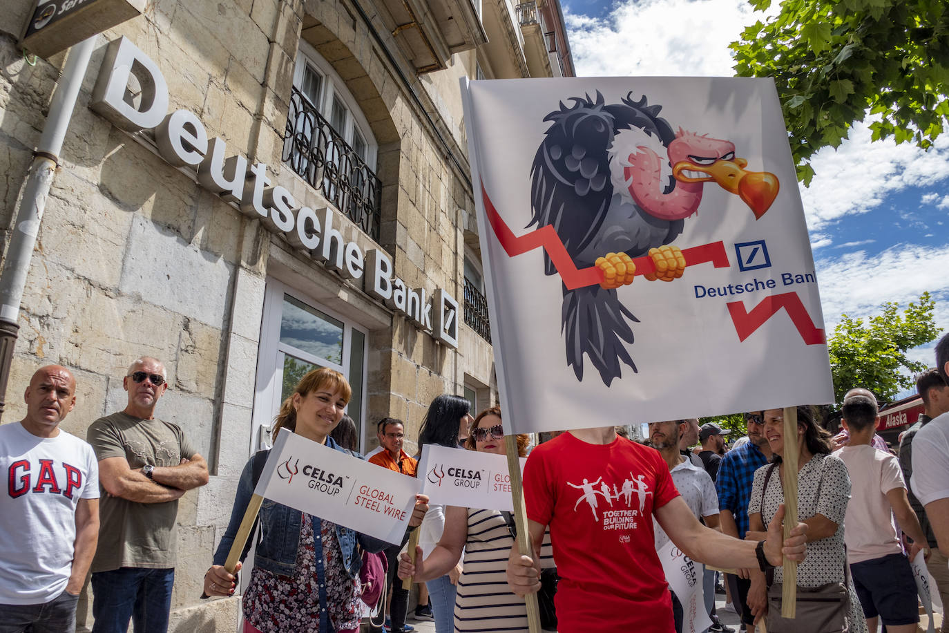 Fotos: Cientos de trabajadores Global Steel Wire en Cantabria se han concentrado frente a la sede de Deustch Bank