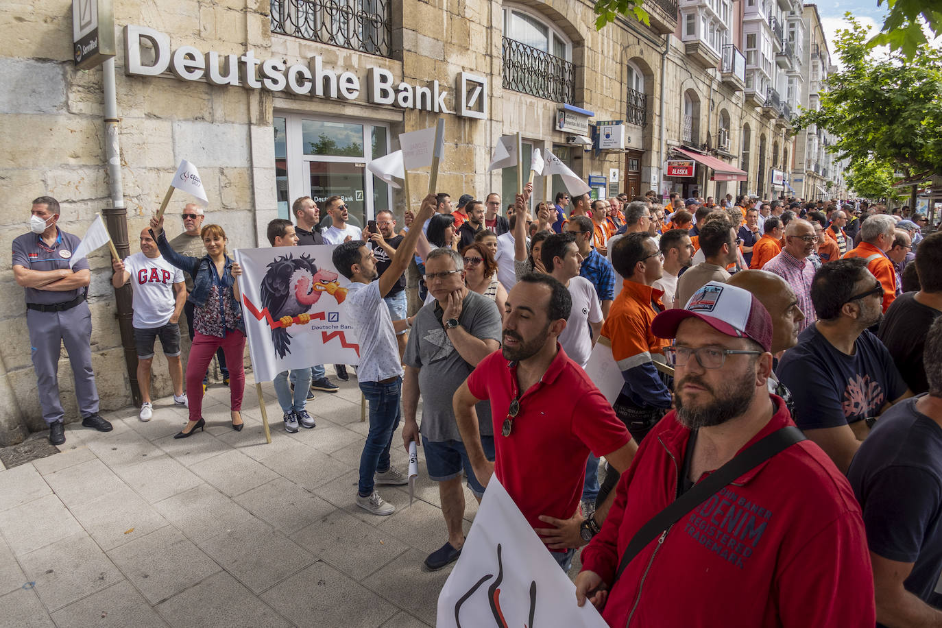 Fotos: Cientos de trabajadores Global Steel Wire en Cantabria se han concentrado frente a la sede de Deustch Bank