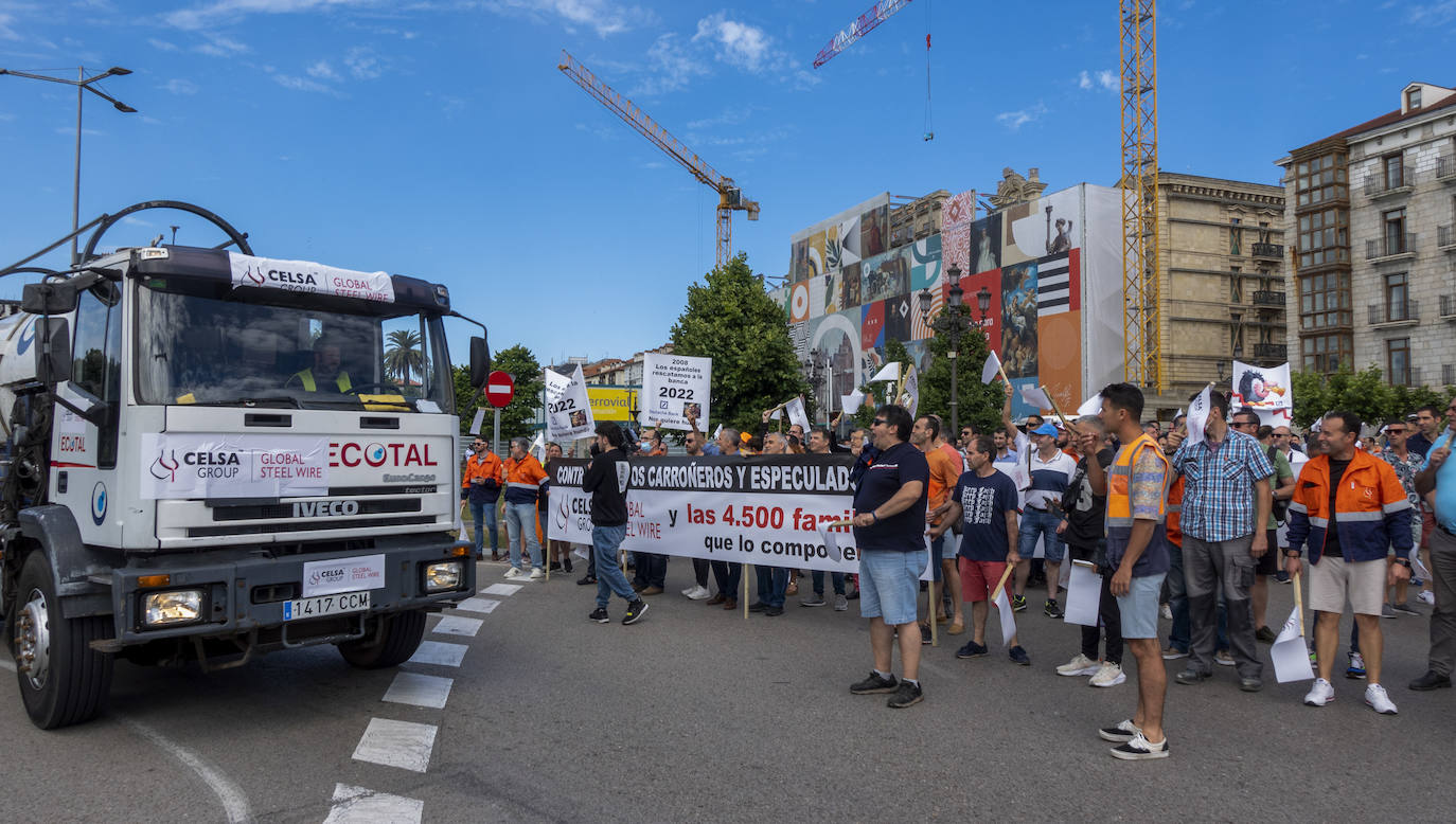 Fotos: Cientos de trabajadores Global Steel Wire en Cantabria se han concentrado frente a la sede de Deustch Bank