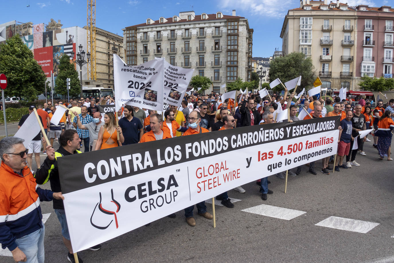 Fotos: Cientos de trabajadores Global Steel Wire en Cantabria se han concentrado frente a la sede de Deustch Bank