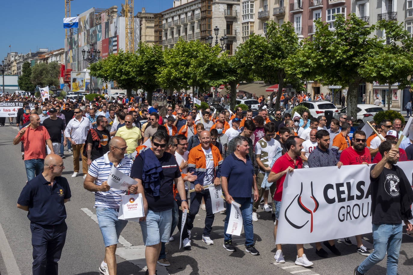 Fotos: Cientos de trabajadores Global Steel Wire en Cantabria se han concentrado frente a la sede de Deustch Bank