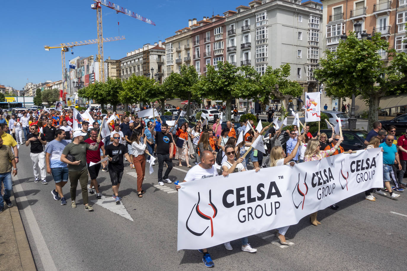 Fotos: Cientos de trabajadores Global Steel Wire en Cantabria se han concentrado frente a la sede de Deustch Bank