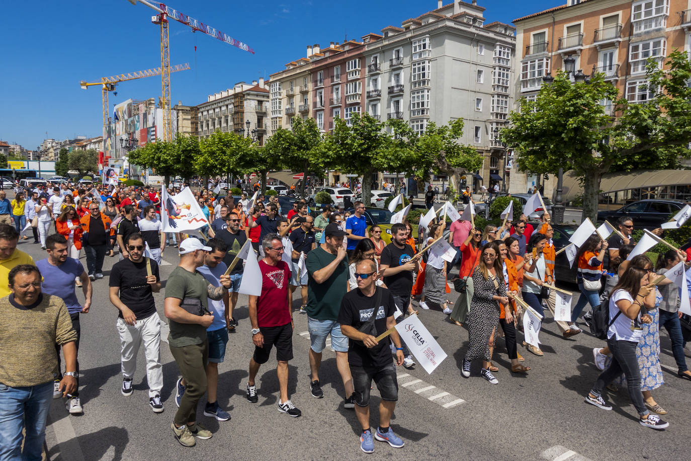 Fotos: Cientos de trabajadores Global Steel Wire en Cantabria se han concentrado frente a la sede de Deustch Bank