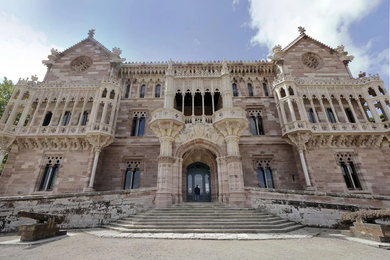 Fachada principal del Palacio de Sobrellano, construido por el marqués de Comillas. 