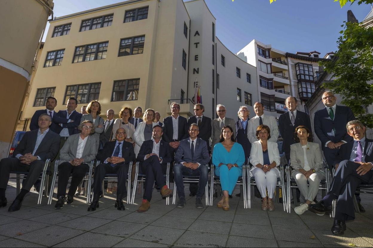 En primer término, los 'Ateneístas distinguidos' por su contribución a los programas culturales de la entidad, posaron junto a miembros de la Junta de Gobierno del Ateneo. 