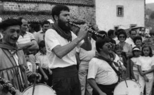 El músico premiado, en su juventud, durante una romería