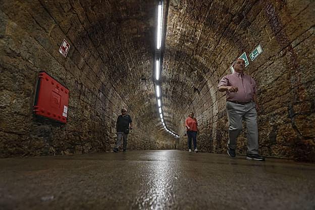 Un vecino camina por una de las zonas del túnel de Tetuán mojada debido a las goteras.