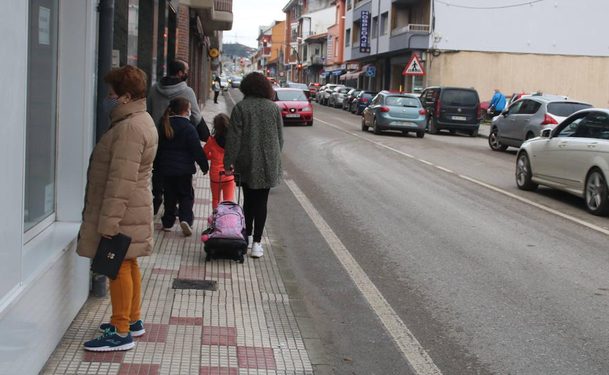 Una mujer observa un escaparate en el centro de Sarón 