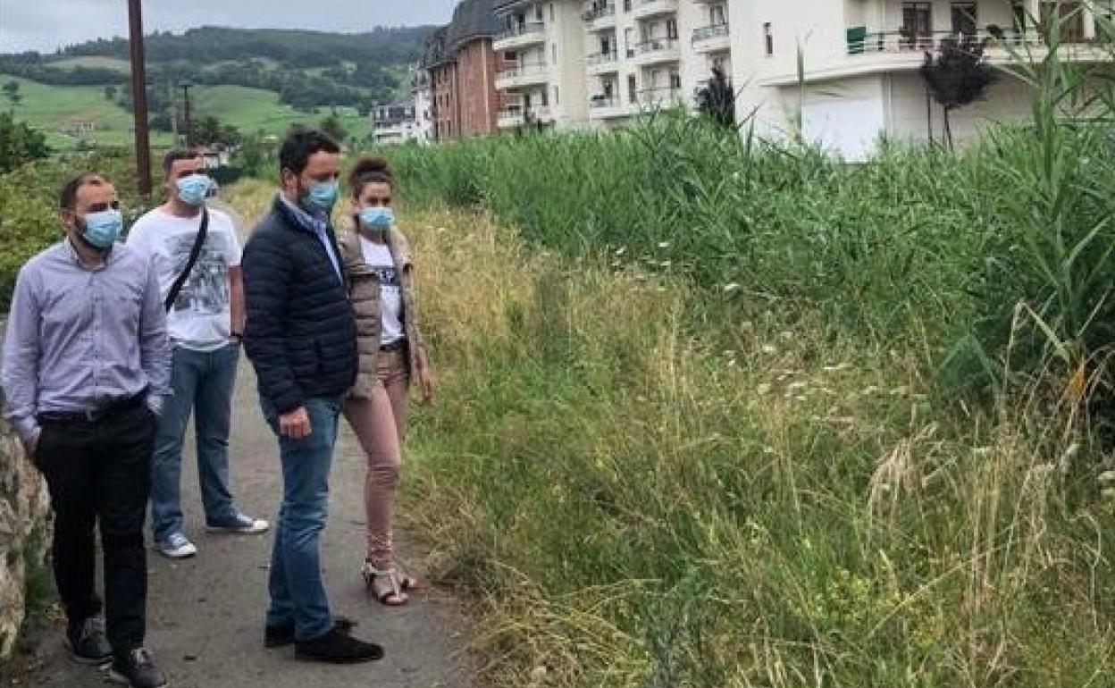 os portavoces del PP de Laredo y Colindres durante una visita anterior a la zona del Regato Madre en la divisoria de ambos municipios 