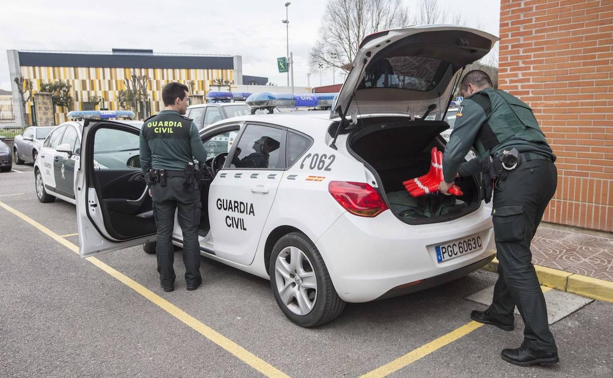 Una patrulla de la Guardia Civil en la villa cántabra.