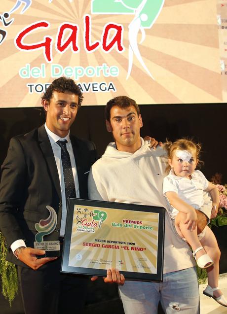 Imagen - Sergio García, con su hija pequeña en brazos, dedicó su premio, que recibió del concejal de Deportes Nacho González, a la ciudad de Torrelavega. 