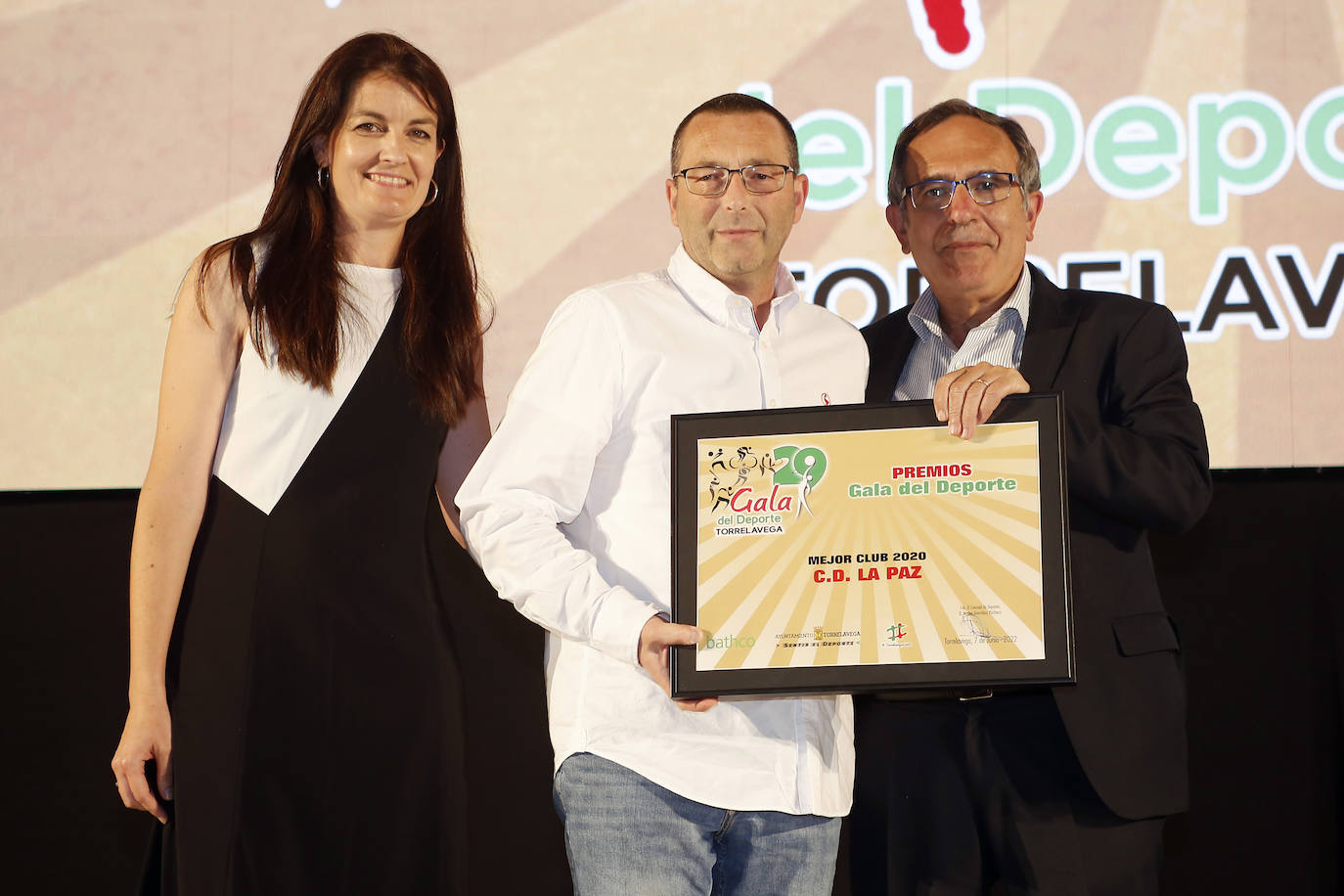 Cruz Viadero y Palmira Gómez (Bathco) entregaron el Premio Mejor Club 2020 al Club Deportivo La Paz