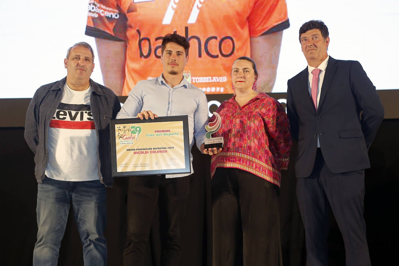 Bernardo Bustillo entregó el premio Mayor Progresión Deportiva 2020 a Nicolai Colunga. 