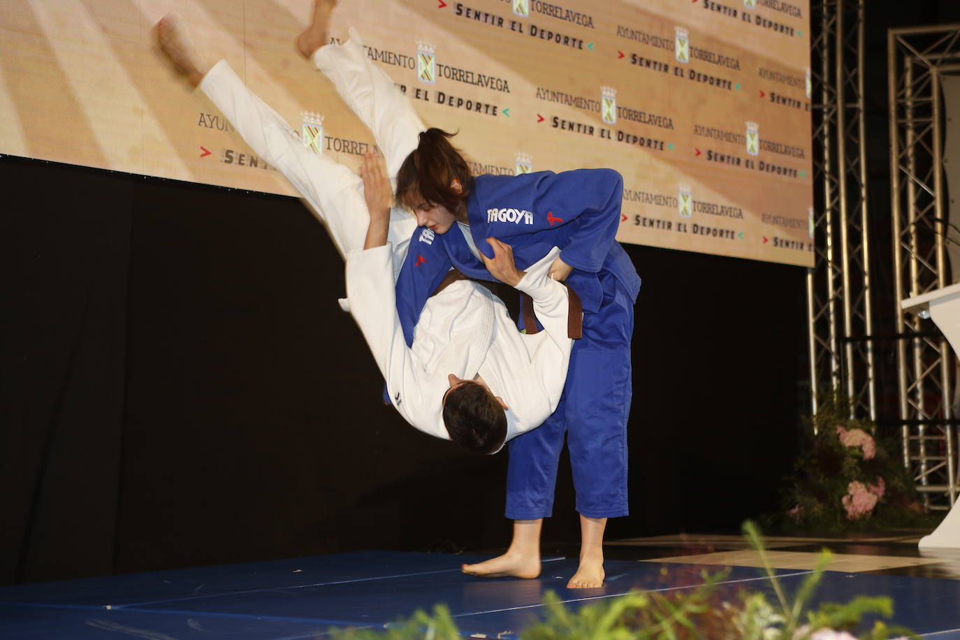 En un receso de la gala hubo una exhibición de alumnos de la EDM de Judo. 