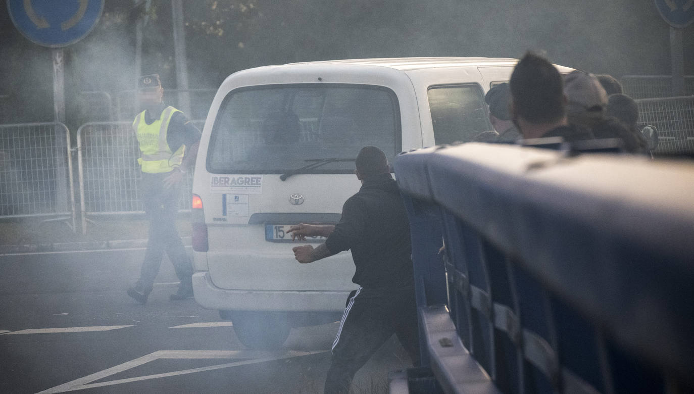 Los trabajadores concentrados en Astander, en la glorieta de acceso a la autovía, han lanzado piedras a algunos de los vehículos, furgonetas, que trasladan a empleados de empresas subcontratadas.