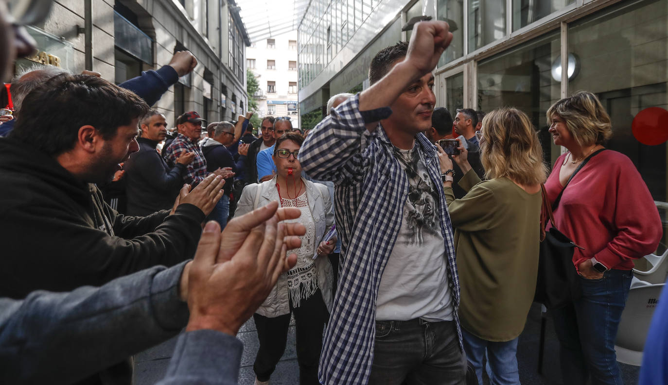 Los huelguistas a las puertas del Orecla a la llegada de las partes negociadoras en el tercer día de conversaciones a la espera de un acuerdo.