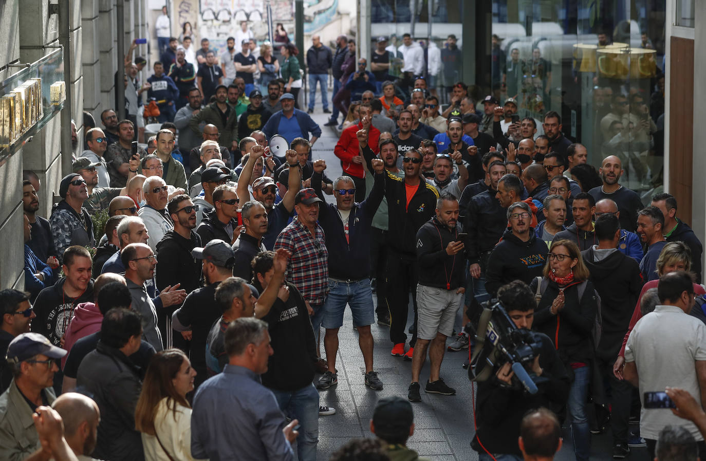 Los huelguistas a las puertas del Orecla a la llegada de las partes negociadoras en el tercer día de conversaciones a la espera de un acuerdo.