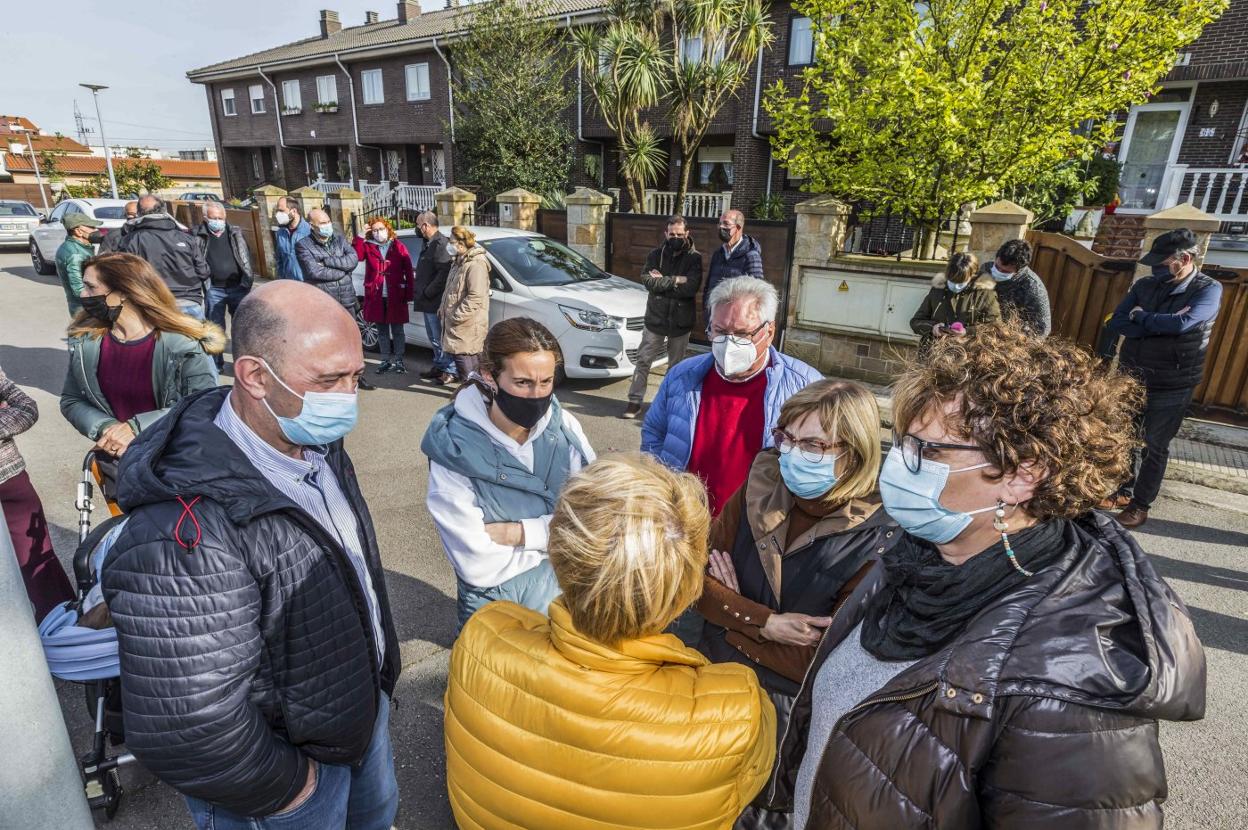 Vecinos del barrio Isla del Oleo, reunidos para protestar por los robos en sus viviendas. Roberto Ruiz