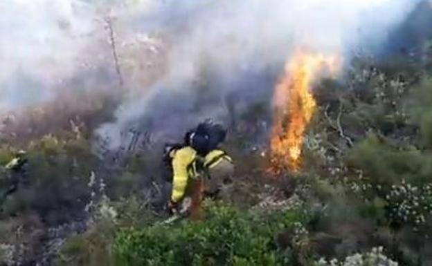 Un efectivo del cuerpo de bomberos trabajando sobre el terreno. 