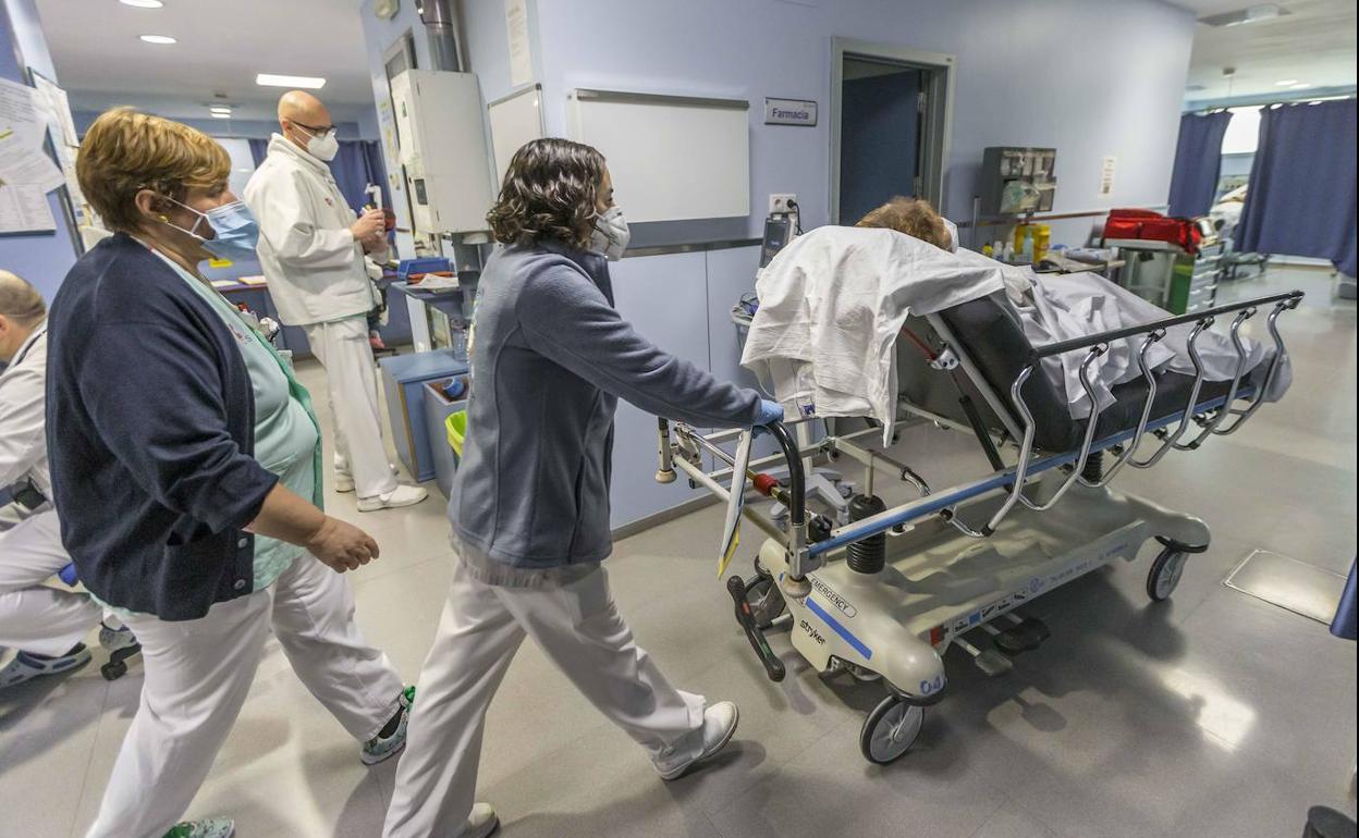 Cantabria suma tres nuevas muertes por covid mientras sigue bajando la incidencia