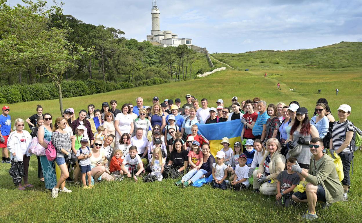 En Santander, el grupo de voluntarios ha limpiado hoy de residuos el entorno de Cabo Mayor.