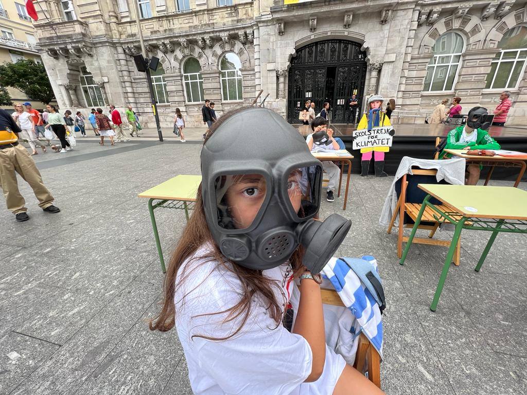 La Asociación de Padres del Instituto de Educación Secundaria Cantabria ha celebrado este sábado en la plaza del Ayuntamiento de Santander una nueva concentración en contra de la gasolinera que se está construyendo «a diez metros» del centro educativo.