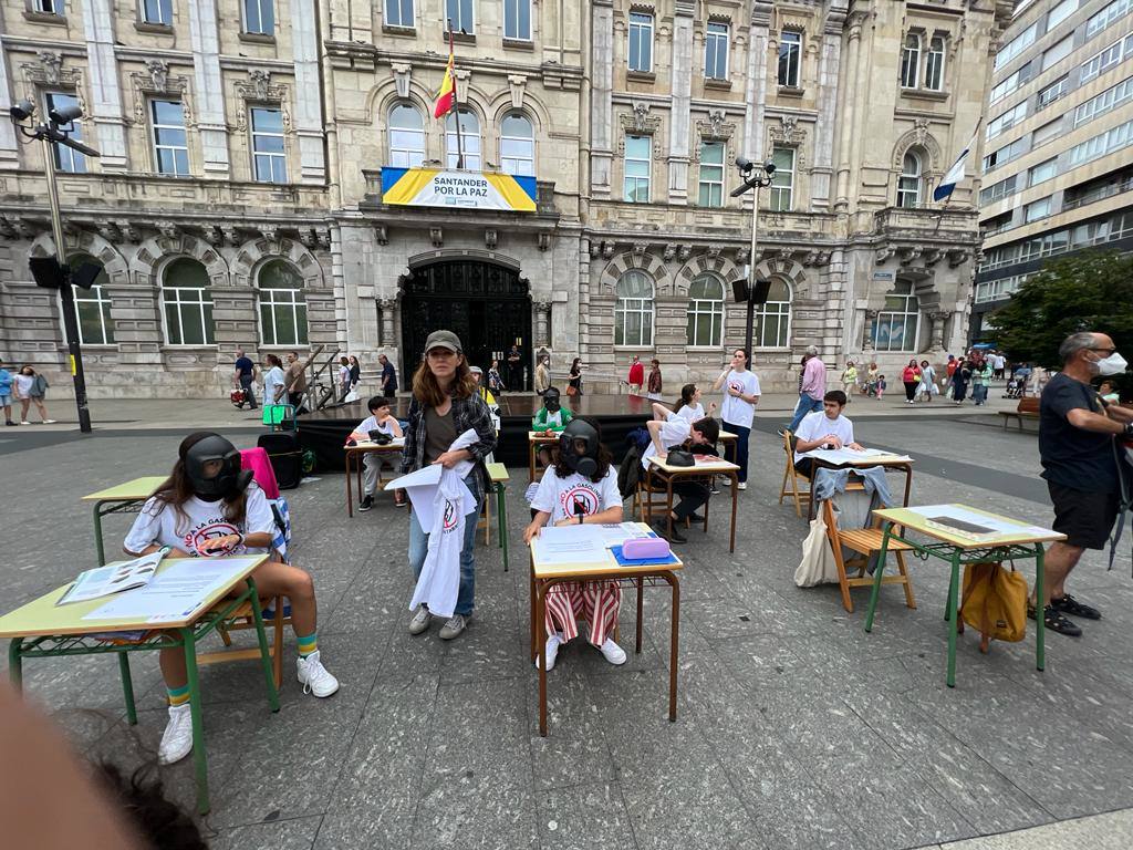 La Asociación de Padres del Instituto de Educación Secundaria Cantabria ha celebrado este sábado en la plaza del Ayuntamiento de Santander una nueva concentración en contra de la gasolinera que se está construyendo «a diez metros» del centro educativo.