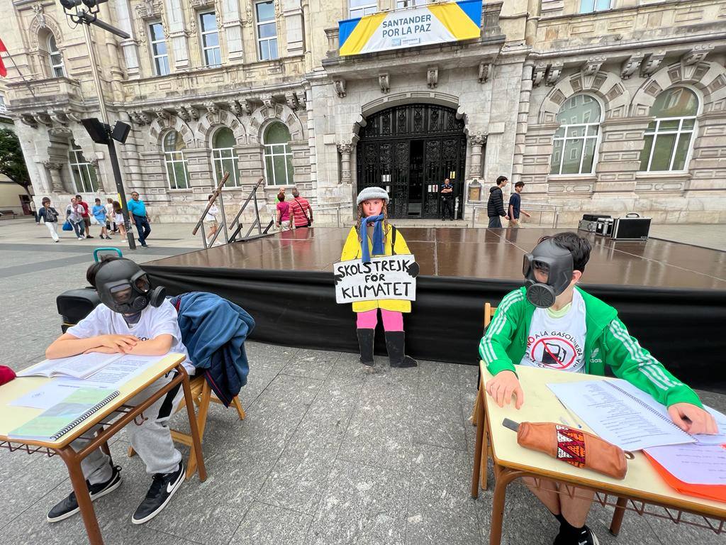 La Asociación de Padres del Instituto de Educación Secundaria Cantabria ha celebrado este sábado en la plaza del Ayuntamiento de Santander una nueva concentración en contra de la gasolinera que se está construyendo «a diez metros» del centro educativo.