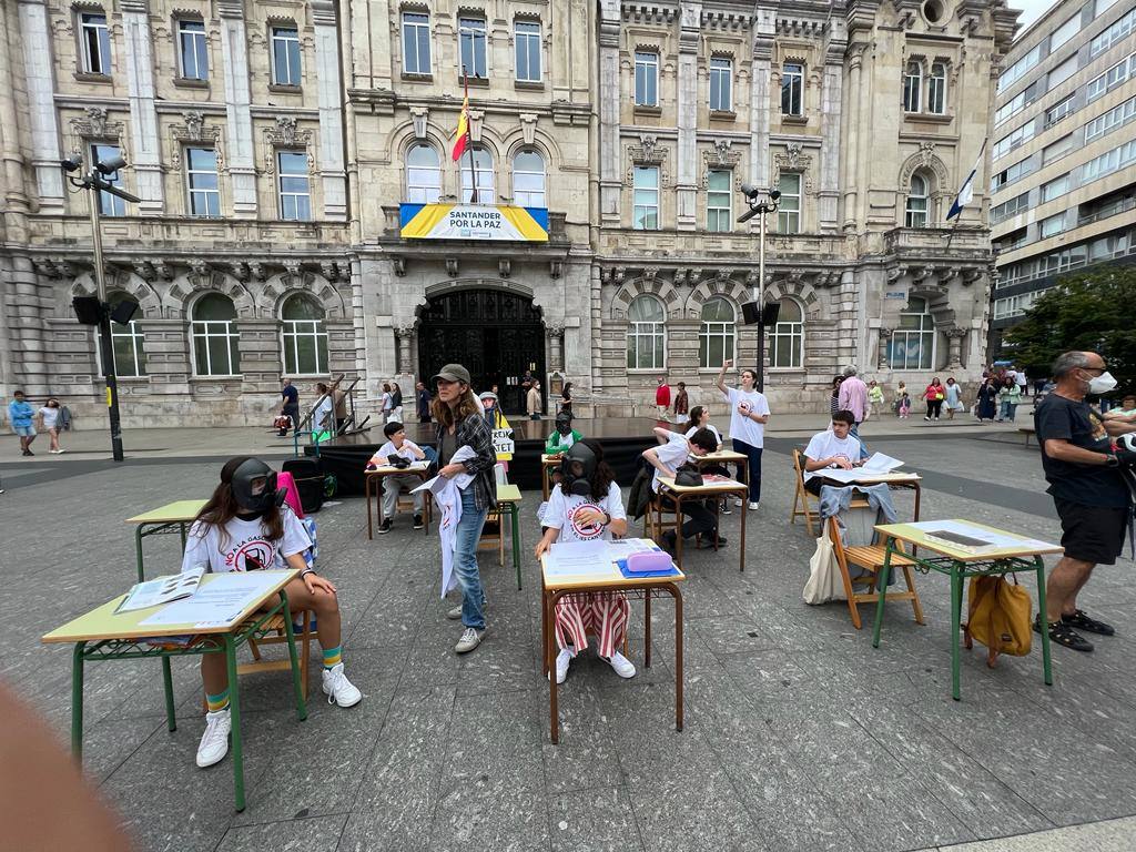 La Asociación de Padres del Instituto de Educación Secundaria Cantabria ha celebrado este sábado en la plaza del Ayuntamiento de Santander una nueva concentración en contra de la gasolinera que se está construyendo «a diez metros» del centro educativo.