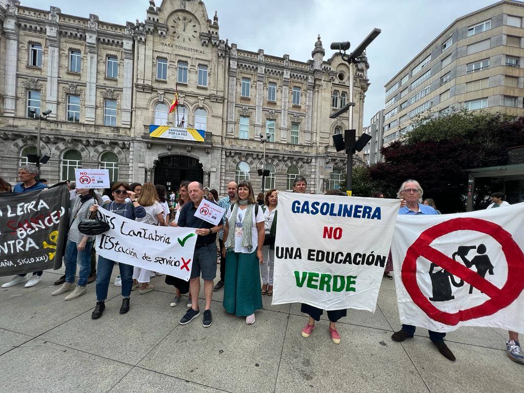 La Asociación de Padres del Instituto de Educación Secundaria Cantabria ha celebrado este sábado en la plaza del Ayuntamiento de Santander una nueva concentración en contra de la gasolinera que se está construyendo «a diez metros» del centro educativo.