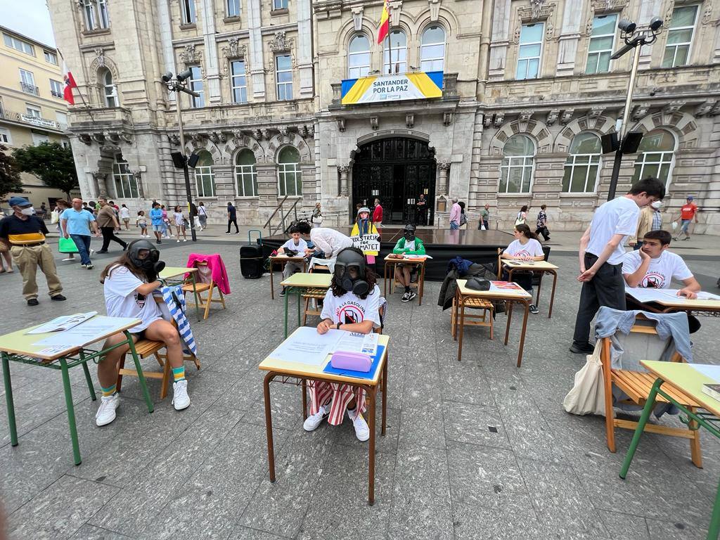 La Asociación de Padres del Instituto de Educación Secundaria Cantabria ha celebrado este sábado en la plaza del Ayuntamiento de Santander una nueva concentración en contra de la gasolinera que se está construyendo «a diez metros» del centro educativo.