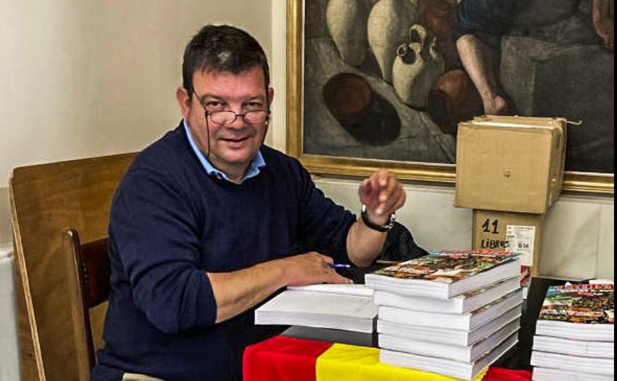 Carlos R. Burgos, listo para firmar ejemplares de su libro. 
