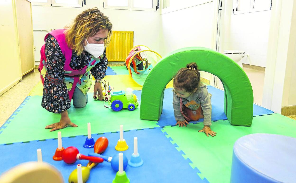 La maestra Silvia Ibáñez Peña prueba el área de juegos de la nueva clase de un año que el colegio estrenará el curso que viene.