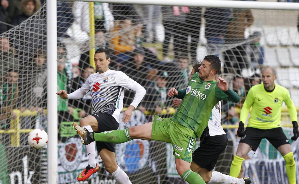 Imagen de archivo de un partido entre el Burgos y el Racing. 