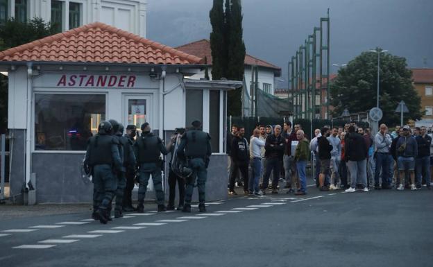 Imagen principal - Astander teme la marcha del Evrima por la huelga del metal